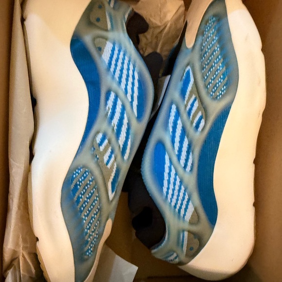 adidas Yeezy 700 V3 ‘Arzareth’